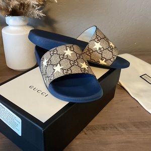 Gucci Kids Unisex GG supreme reflex stars print slides